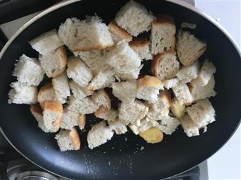 黄油炒面包小方的做法图解4