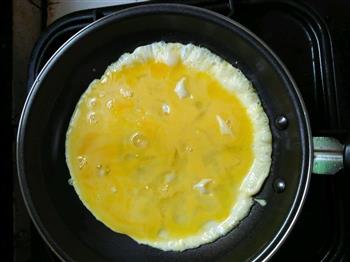 香肠鸡蛋的做法图解1