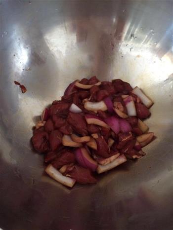 杏鲍菇黑椒牛肉粒的做法步骤2