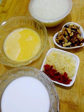 米酒银耳蛋花汤的做法步骤1