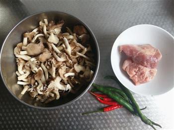 菌菇炒肉片的做法步骤1