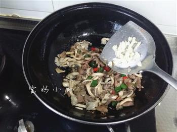 菌菇炒肉片的做法步骤11