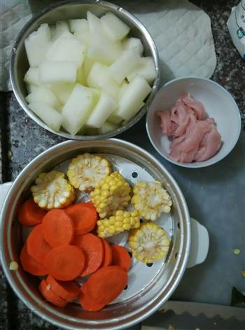 冬瓜红萝卜玉米瘦肉汤的做法图解1