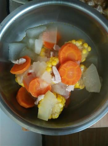 冬瓜红萝卜玉米瘦肉汤的做法图解3