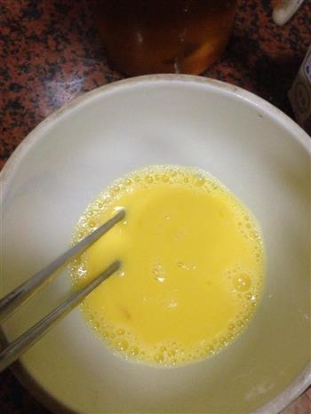 牛奶炖鸡蛋的做法步骤2