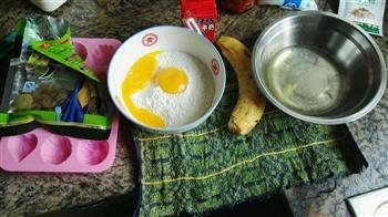 香蕉牛奶蒸蛋糕的做法步骤1