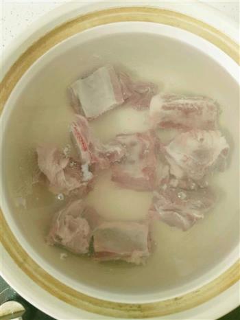 玉带排骨汤的做法步骤1