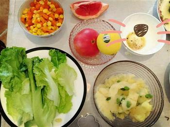 鲜虾蔬菜土豆泥+水果沙拉的做法步骤1