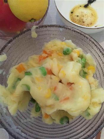 鲜虾蔬菜土豆泥+水果沙拉的做法步骤2