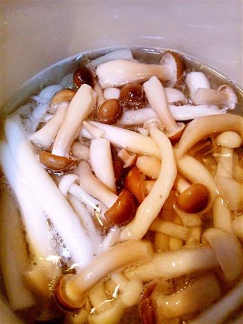 好鲜好鲜的小蘑菇肉片猪肝汤的做法步骤3