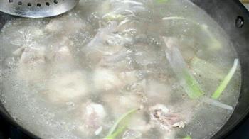 对孩子特别好的汤汤水水，能预防夏季病山药排骨汤的做法步骤4