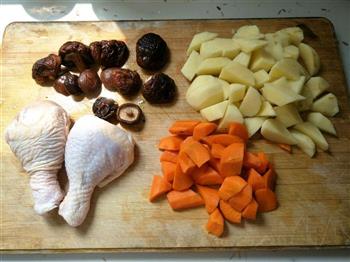 香菇土豆炖鸡腿的做法图解1