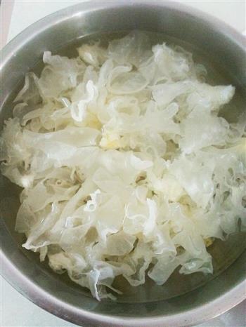 砂锅红枣枸杞百合银耳汤的做法图解1