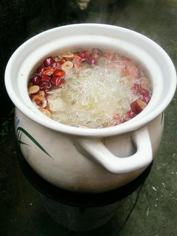 砂锅红枣枸杞百合银耳汤的做法步骤6