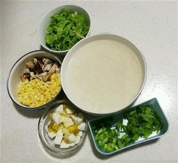 香菇咸鸡蛋菜粥的做法步骤2