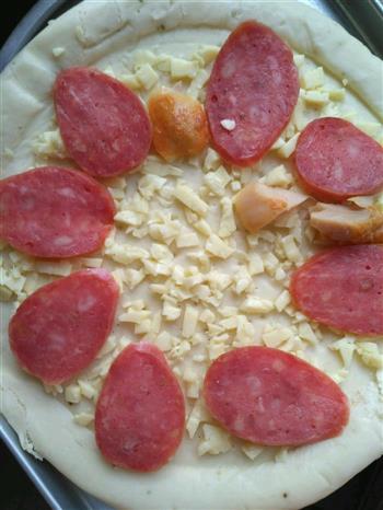 腊肠烤鸡腿披萨的做法图解1