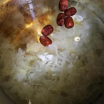 桃胶皂角米红枣莲子银耳盅的做法步骤3