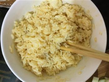 鸡蛋黄炒米饭的做法图解2