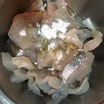 鲈鱼酸菜鱼的做法步骤3