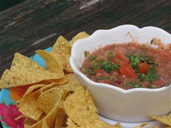 酷爽开胃菜-墨西哥红绿Salsa辣酱配玉米片的做法步骤2