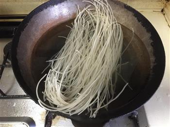 砂锅米线的做法步骤1
