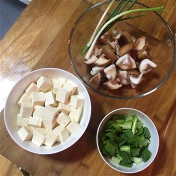 鲜香菇豆腐汤的做法步骤2