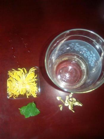 薄荷菊花茉莉花，成为一杯花草茶的做法步骤1