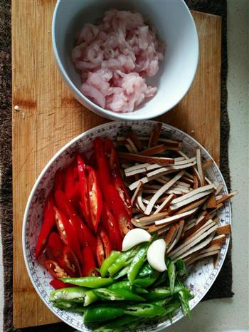 小米椒搭配香干炒肉丝的做法步骤2