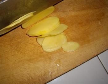 炸土豆片的做法步骤3