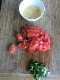 饺子皮西红柿面片汤的做法步骤2