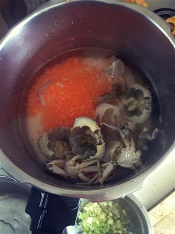 宝宝胡萝卜螃蟹粥的做法图解2