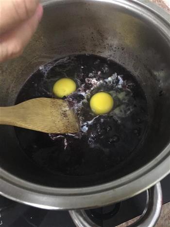 黑糯米甜酒生姜鸡蛋红糖的做法图解3