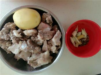 红烧排骨土豆的做法步骤1