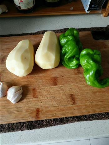 青椒土豆片的做法步骤1