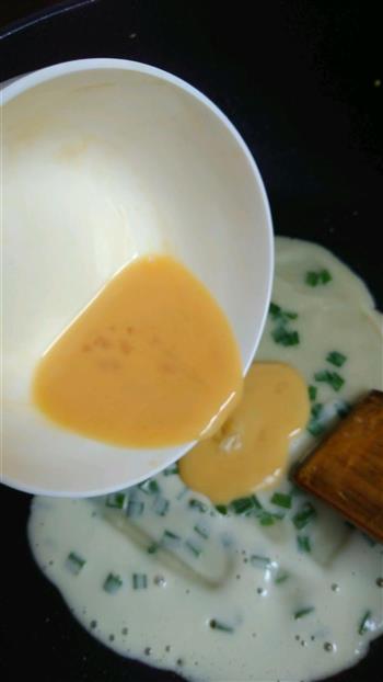 南瓜牛奶鸡蛋饼vs葱香鸡蛋摊饼的做法步骤4