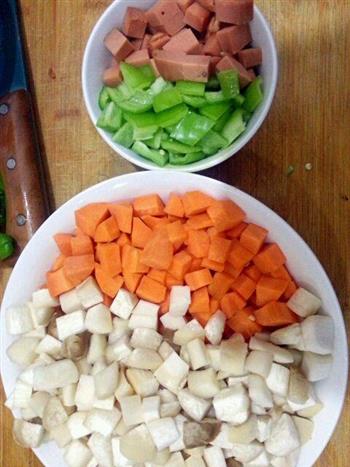 家常小炒素三样-胡萝卜、杏鲍菇、青椒的做法图解1