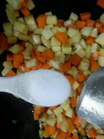 家常小炒素三样-胡萝卜、杏鲍菇、青椒的做法步骤4