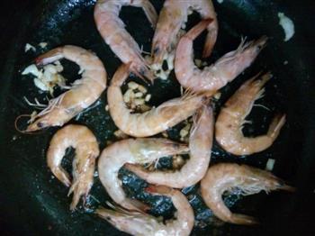 蒜香生抽油焖虾的做法步骤2