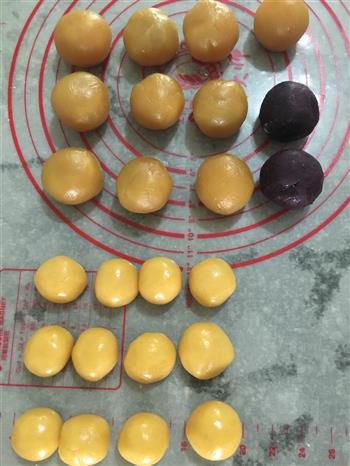 广式莲蓉蛋黄月饼的做法步骤3