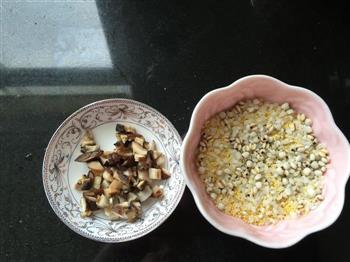 香菇薏米滑鸡粥的做法步骤3