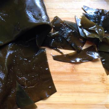 臭豆腐筒骨海带汤的做法步骤2