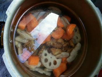 排骨胡萝卜莲藕汤的做法图解3