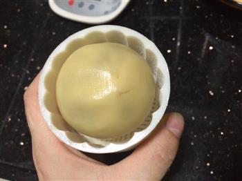 广式-白莲蓉蛋黄月饼的做法图解11