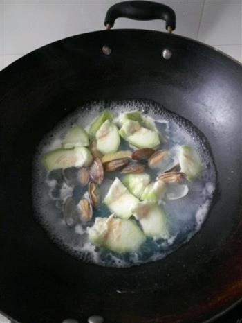 花蛤与丝瓜汤-鲜中带甜的做法图解2
