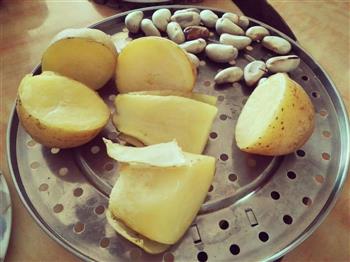 超简单早午晚餐百变蒸土豆，配菠萝蜜籽的做法步骤1