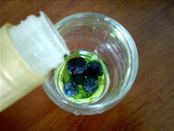 蓝色海洋-薄荷蓝莓鸡尾酒的做法图解4