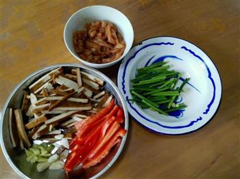 韭菜花香干炒肉丝的做法步骤1