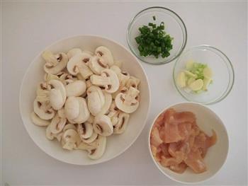 口蘑炒鸡肉的做法步骤2