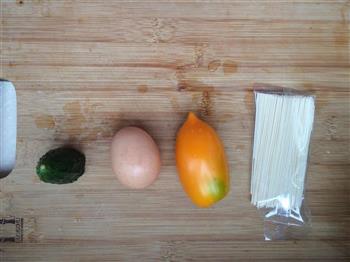 宝宝西红柿黄瓜鸡蛋汤面的做法步骤1