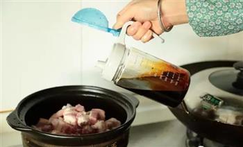鲜香板栗红烧肉的做法步骤3